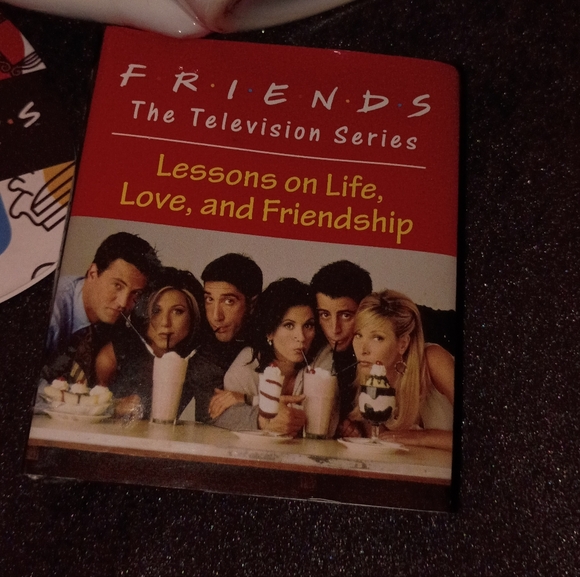 Cup and book FRIENDS gift NWT - Picture 9 of 10